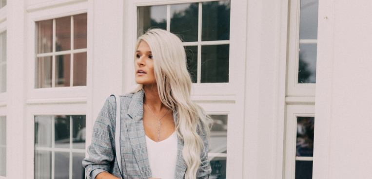 all white casual outfit womenʼs