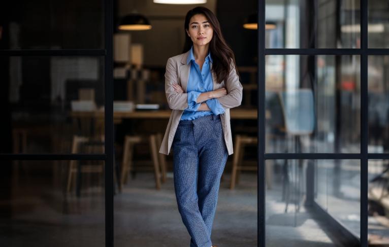 smart casual womenʼs outfits for over 50